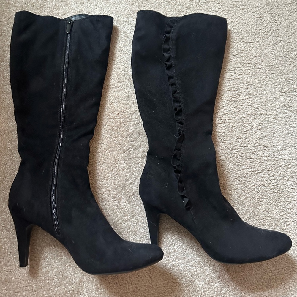 Jaclyn Smith Black Zip-up Boots Size: 7